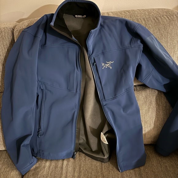 ARC’TERYX HAUL. Sizes are M,L for the pink jacket (women) - Picture 3 of 16